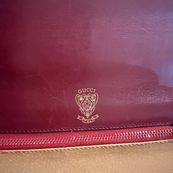 Vintage 1970s Gucci Burgundy Leather Shoulder Bag Gold Crest Italy - Picture 3 of 13